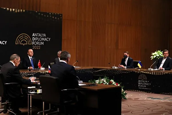 Ngoại trưởng Nga Lavrov (trái), Ngoại trưởng Thổ Nhĩ Kỳ Cavusoglu (giữa) và Ngoại trưởng Ukraine Kuleba (phải) tại cuộc gặp ba bên ở Thổ Nhĩ Kỳ ngày 10/3/2022. (Ảnh: Bộ Ngoại giao Thổ Nhĩ Kỳ/AFP)q