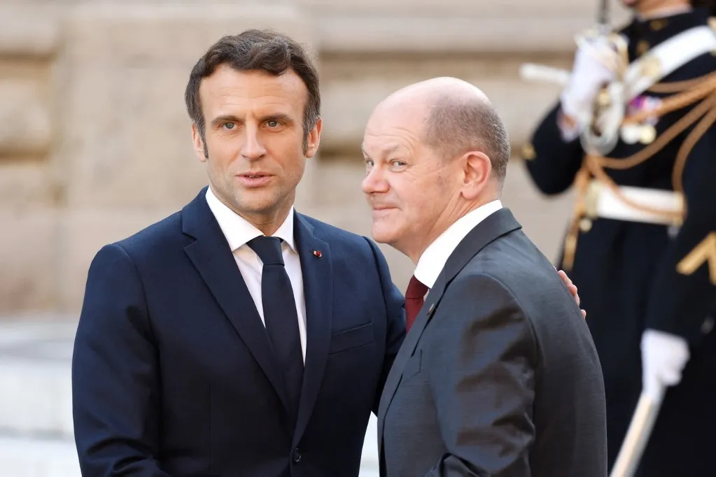 Tổng thống Pháp Emmanuel Macron (trái) và Thủ tướng Đức Olaf Scholz tại hội nghị thượng đỉnh EU ở Versailles, Pháp ngày 10/3. Ảnh: AFP.