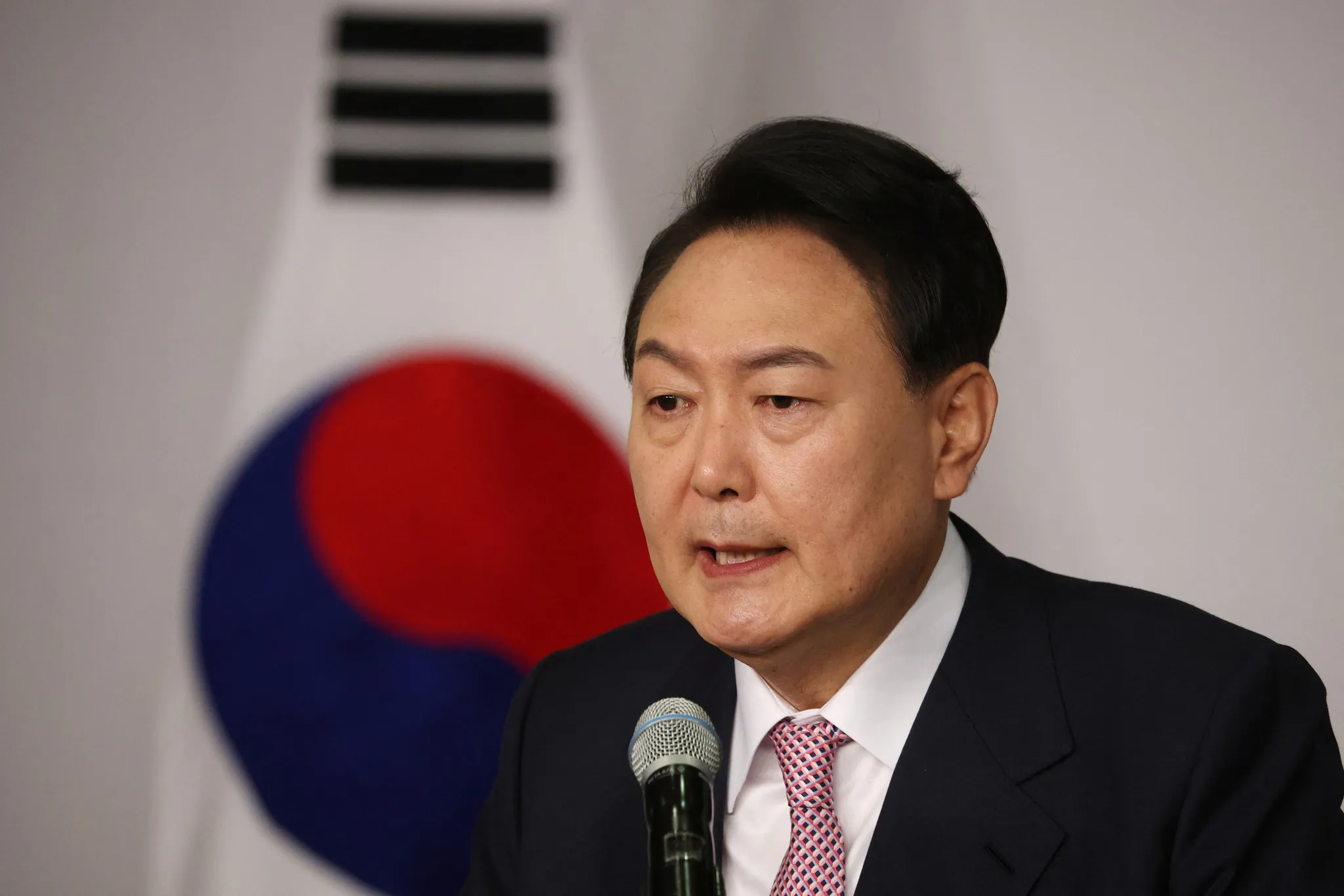 Ông Yoon Suk-yeol phát biểu trong cuộc họp báo tại quốc hội Hàn Quốc ngày 10.3  Reuters
