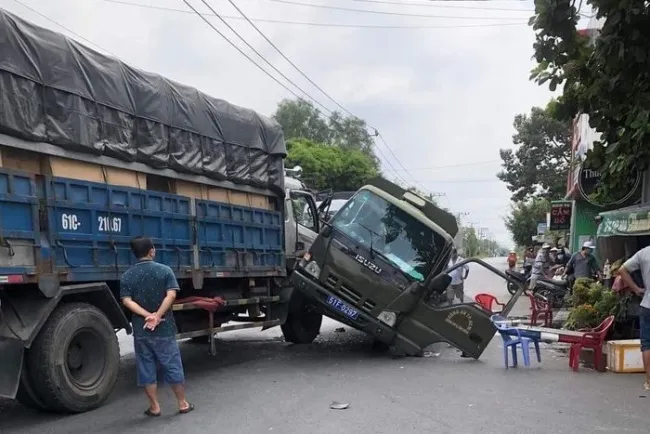 Tin tức tai nạn giao thông hôm nay 15/3/2022: 2 ôtô tông nhau, 1 tài xế tử vong 3