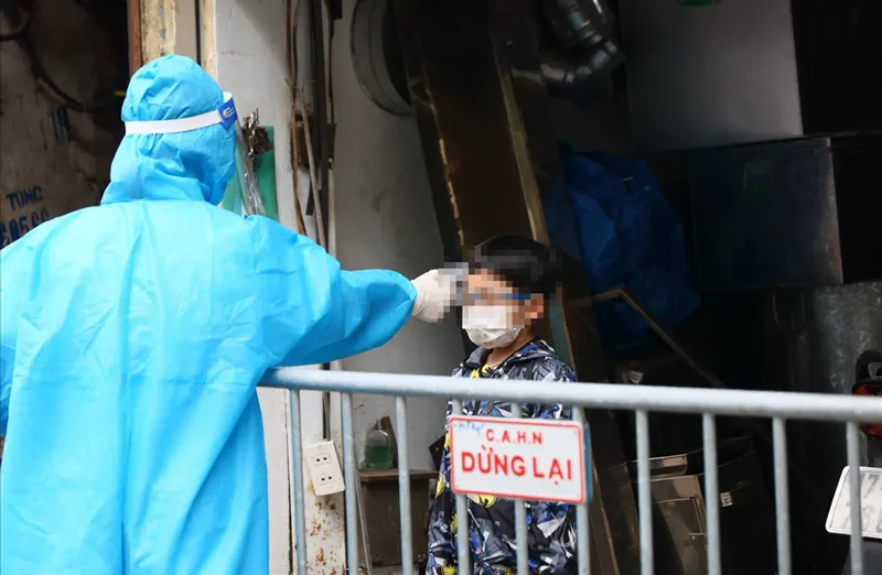 Phụ huynh cần liên hệ y tế ngày khi trẻ mắc Covid-19 có các dấu hiệu này