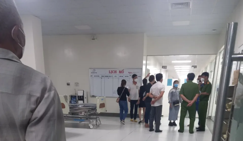 Công an Q.Tân Bình làm việc tại Bệnh viện 1A. Ảnh: NGƯỜI THÂN BỆNH NHÂN CUNG CẤP