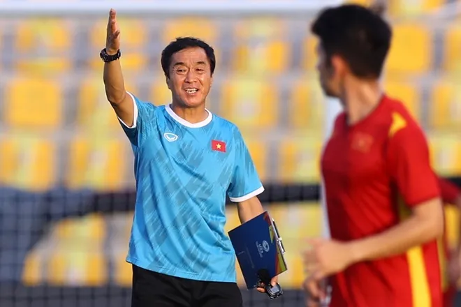HLV Lee Young Jin kịp âm tính Covid-19 để cùng U23 Việt Nam dự Dubai Cup 2022