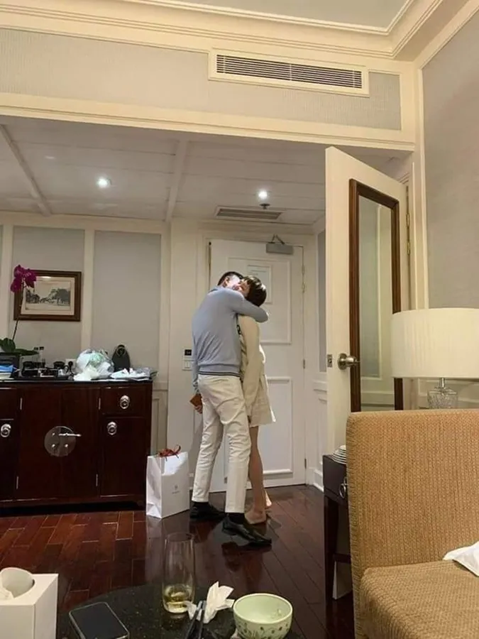 CEO Hồ Nhân lên tiếng về loạt ảnh ôm ấp Hiền Hồ: ‘Chúng tôi chỉ là anh em nương tựa’ 1
