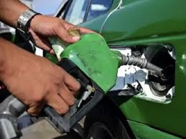 Giá xăng giảm gần 700 đồng/lít, dầu giảm mạnh sau 6 phiên tăng liên tiếp