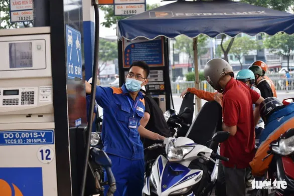 Chiều nay xăng giảm hơn 600 đồng 1