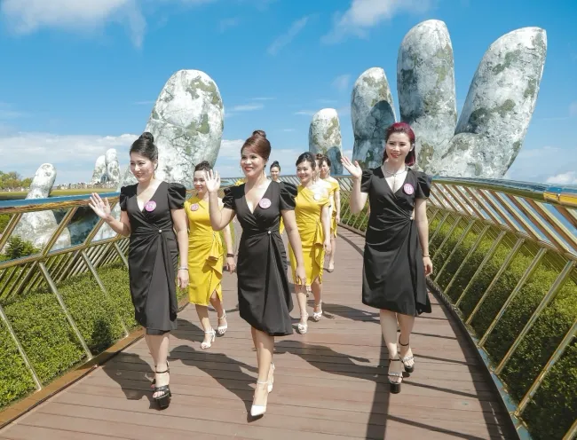 Thí sinh Nữ Hoàng Doanh nhân đất Việt 2022 trình diễn thời trang tại Bà Nà Hills 1