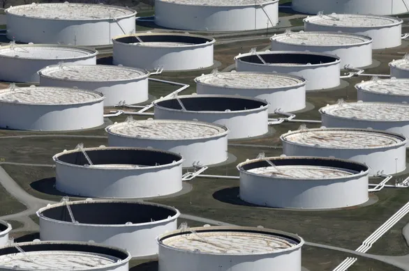 Các ngân hàng Nhật, Mỹ, Anh cho Kuwait vay 1 tỉ USD để hạ nhiệt thị trường dầu - Ảnh 1.  Các bể chứa dầu thô nhìn từ trên cao tại trung tâm dầu khí Cushing, bang Oklahoma, Mỹ ngày 24-3-2016 - Ảnh: REUTERS