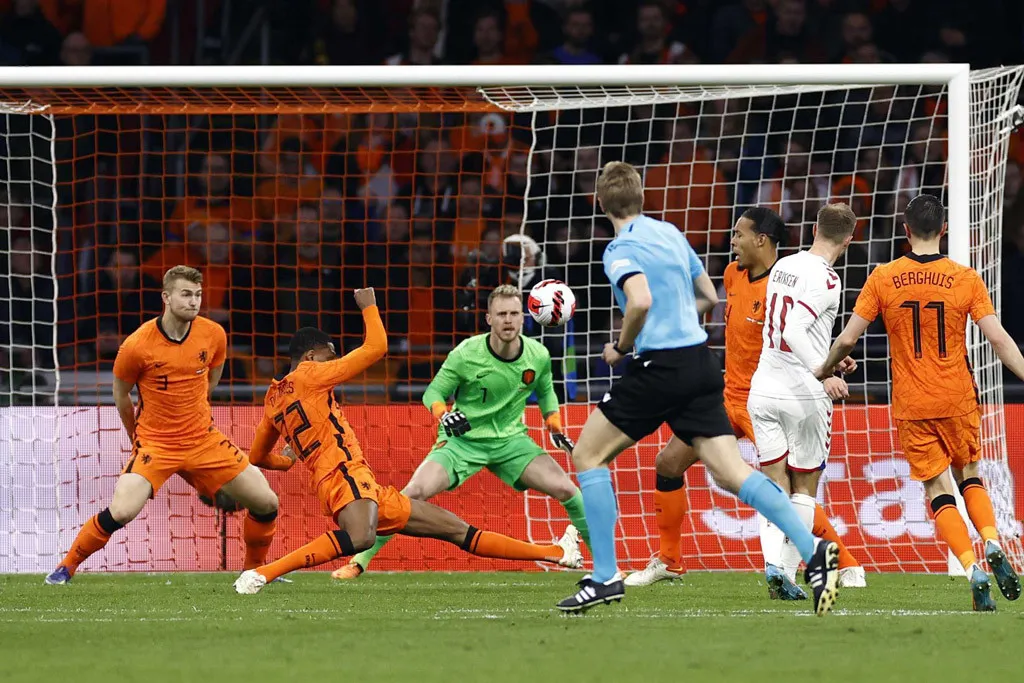 Eriksen ghi bàn vào lưới Hà Lan ở lần chạm bóng đầu tiên