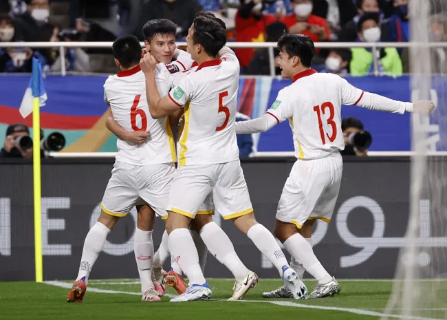 ĐT Việt Nam lên hạng 96 FIFA - Ngọc Hải và Tấn Tài đổi áo với ngôi sao Nhật Bản