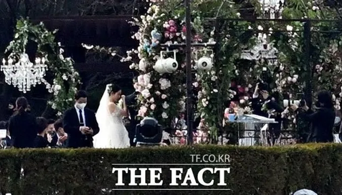Hyun Bin và Son Ye Jin dắt tay nhau vào lễ đường, cô dâu nghẹn ngào rơi nước mắt trong đám cưới 11