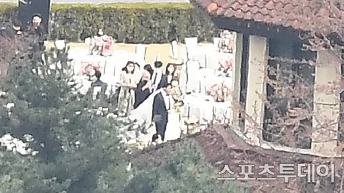 Lộ diện khung cảnh bên trong đám cưới, Hyun Bin và Son Ye Jin dắt tay nhau vào lễ đường 4