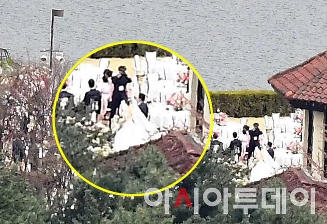 Lộ diện khung cảnh bên trong đám cưới, Hyun Bin và Son Ye Jin dắt tay nhau vào lễ đường 3