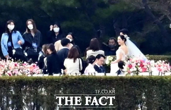 Hyun Bin và Son Ye Jin dắt tay nhau vào lễ đường, cô dâu nghẹn ngào rơi nước mắt trong đám cưới 12