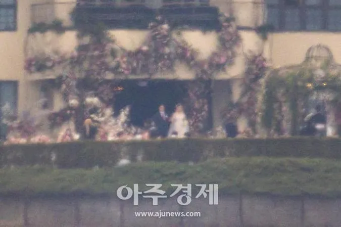 Lộ diện khung cảnh bên trong đám cưới, Hyun Bin và Son Ye Jin dắt tay nhau vào lễ đường 2