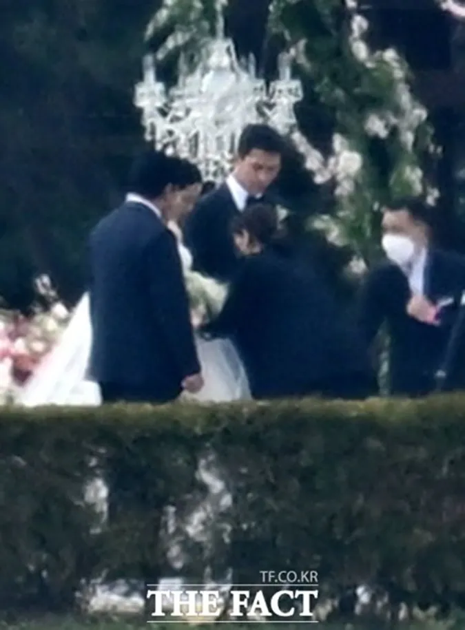 Lộ diện khung cảnh bên trong đám cưới, Hyun Bin và Son Ye Jin dắt tay nhau vào lễ đường 9