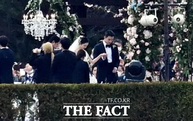 Hyun Bin và Son Ye Jin dắt tay nhau vào lễ đường, cô dâu nghẹn ngào rơi nước mắt trong đám cưới 10