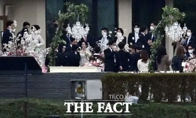 Lộ diện khung cảnh bên trong đám cưới, Hyun Bin và Son Ye Jin dắt tay nhau vào lễ đường 8