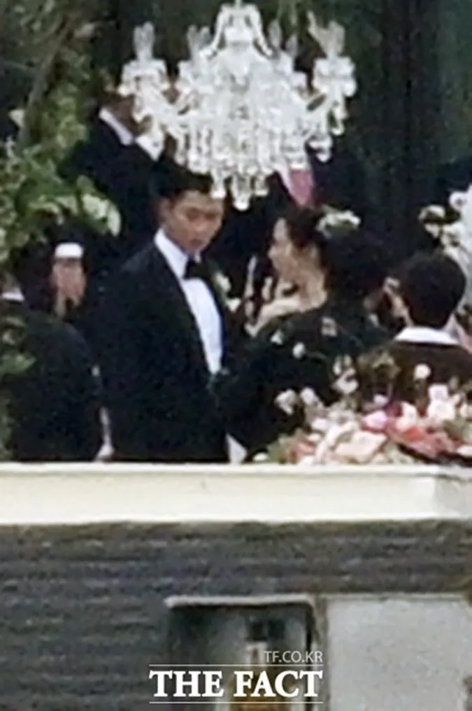 Lộ diện khung cảnh bên trong đám cưới, Hyun Bin và Son Ye Jin dắt tay nhau vào lễ đường 7