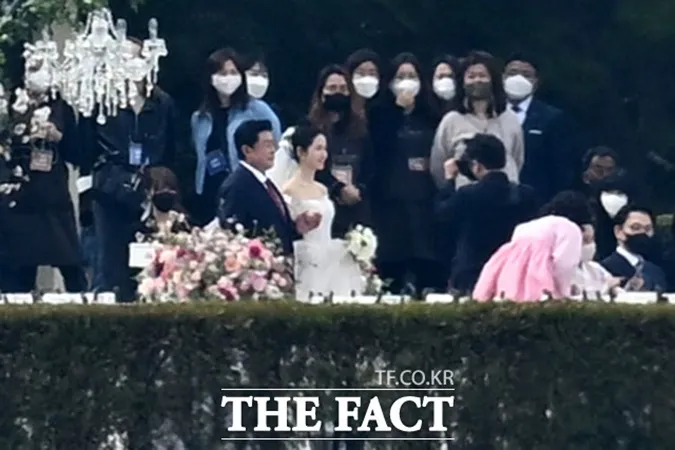 Lộ diện khung cảnh bên trong đám cưới, Hyun Bin và Son Ye Jin dắt tay nhau vào lễ đường 6