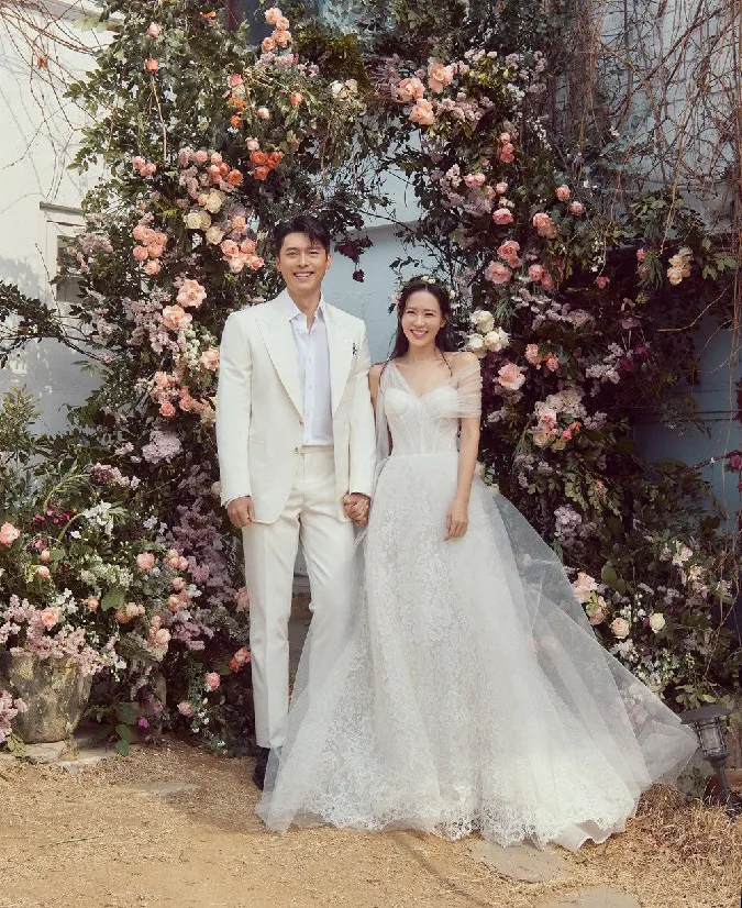 Những bộ váy cưới của Son Ye Jin mặc trong đám cưới thế kỳ có giá bao nhiêu? 3