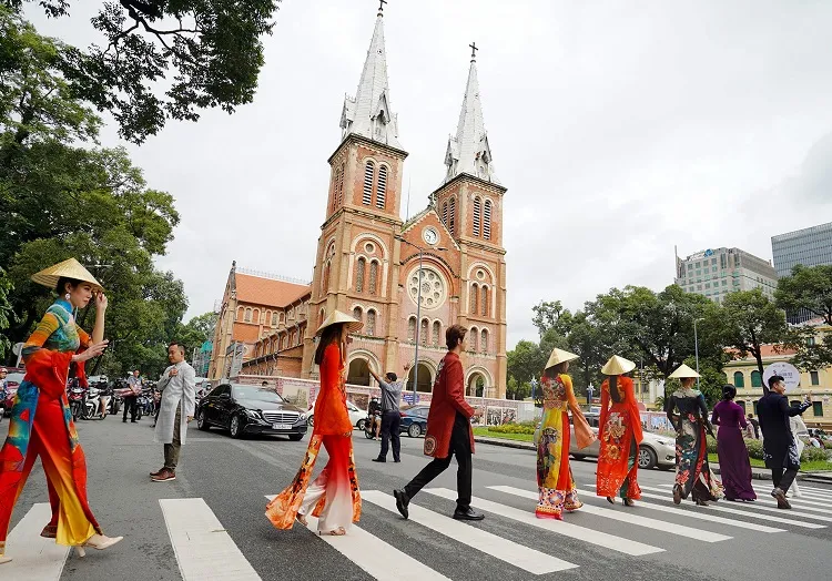 Du khách chụp hình lưu niệm tại các điểm du lịch của TP Hồ Chí Minh thời điểm trước dịch.