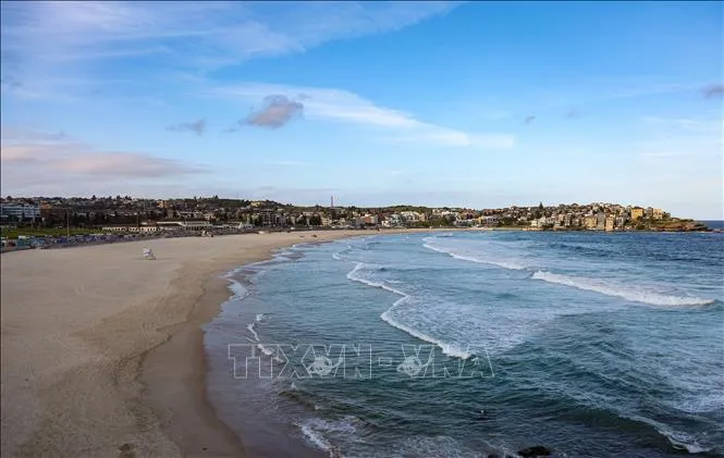 Sóng lớn 'nuốt chửng' bãi biển Bondi ở Australia