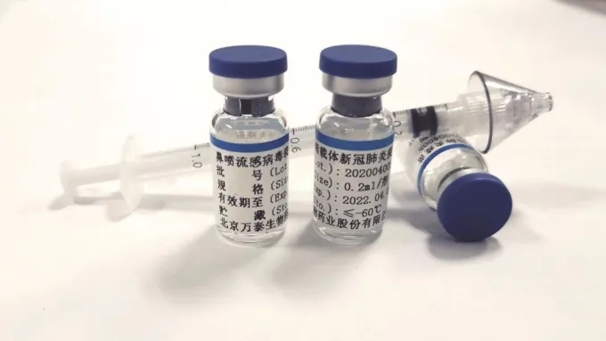 Việt Nam thử nghiệm vaccine phòng COVID-19 dạng xịt mũi