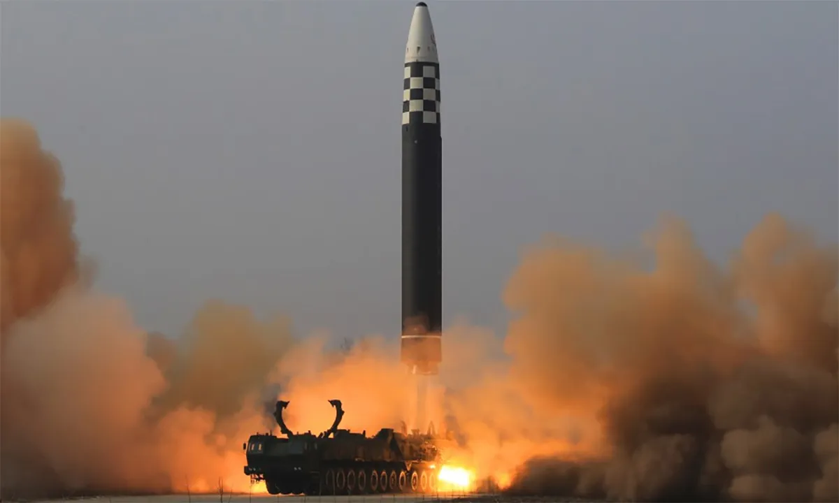   Tên lửa Hwasong-17 của Triều Tiên rời bệ phóng ngày 24/3. Ảnh: KCNA.
