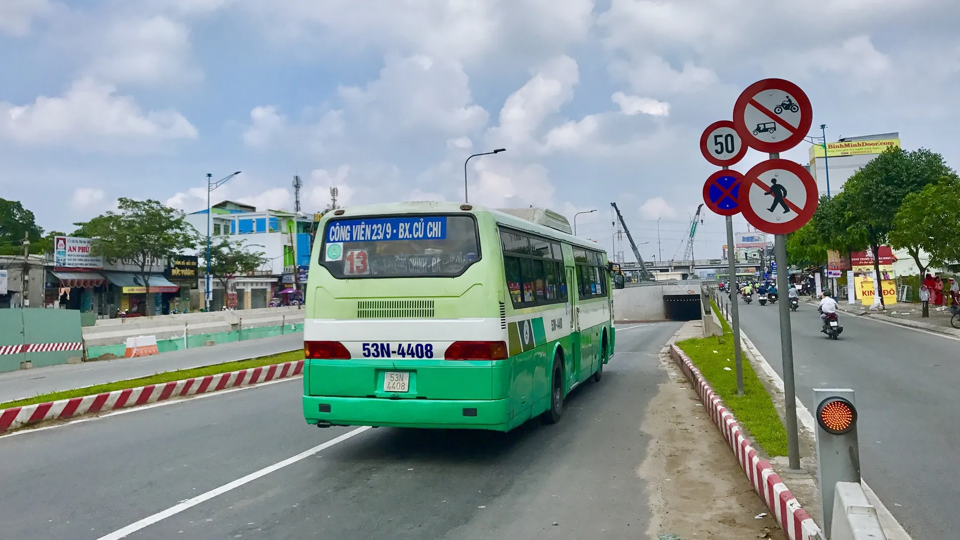 Từ hôm nay (5/4), tuyến xe buýt không trợ giá số 13 (Bến xe buýt Sài Gòn - Bến xe Củ Chi) cũng hoạt động trở lại phục vụ hành khách.