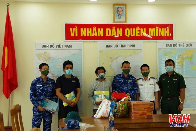 Bộ Tư lệnh Vùng Cảnh sát biển 3 cứu nạn thành công tàu cá cùng 3 ngư dân tỉnh Ninh Thuận gặp nạn 2
