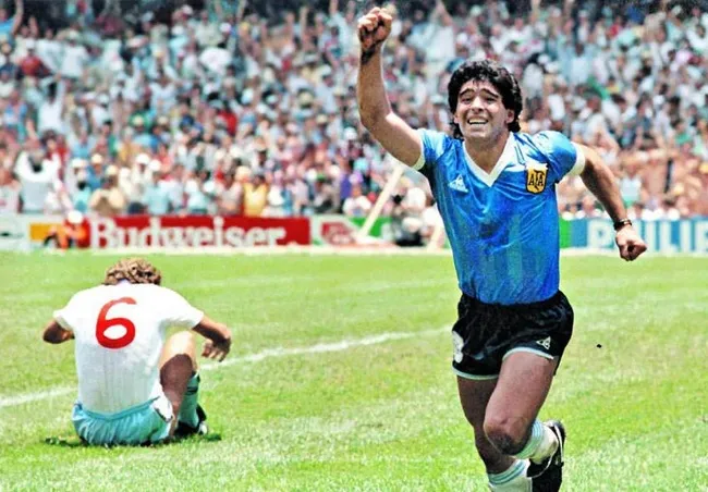 Bán đấu giá áo đấu lịch sử của Maradona - So sánh Benzema, Messi à Ronaldo ở tuổi 34