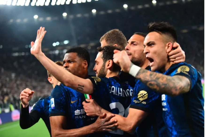 Milan lung lay ngôi đầu Serie A - Napoli hụt hơi trong cuộc đua vô địch