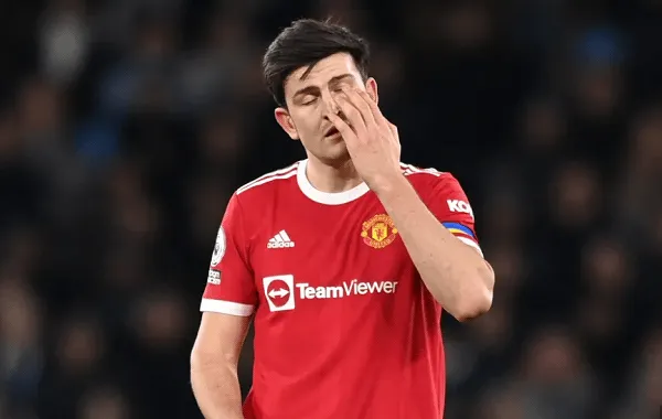 MU không truy cứu Ronaldo vụ đập điện thoại của fan - Vidic khuyên MU để Maguire dự bị