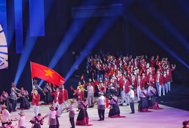 Vũ Thành An cầm cờ khai mạc cho đoàn Việt Nam - Hơn 140 xạ thủ dự giải tiền SEA Games