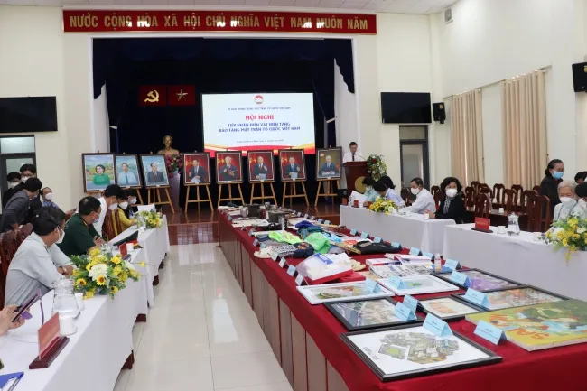 TPHCM tặng hơn 600 hiện vật cho Bảo tàng Mặt trận Tổ quốc Việt Nam 1