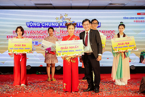 dam-net-van-hoa-viet-trung-trong-dem-van-nghe-quy-mo-cua-sinh-vien-voh.com.vn-anh1