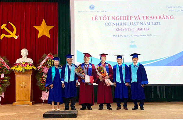 cap-bang-cu-nhan-luat-cho-gan-100-can-bo-cap-xa-phuong-tinh-dak-lak-voh.com.vn-anh1