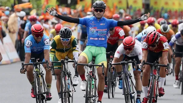 Chặng 13 giải xe đạp Cúp Truyền hình: Nguyễn Tấn Hoài lần thứ 4 nhất chặng, củng cố áo xanh 1