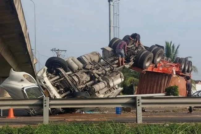 Tin tức tai nạn giao thông hôm nay 19/4/2022: Xe đầu kéo lật ngửa trên cao tốc TPHCM-Trung Lương 1