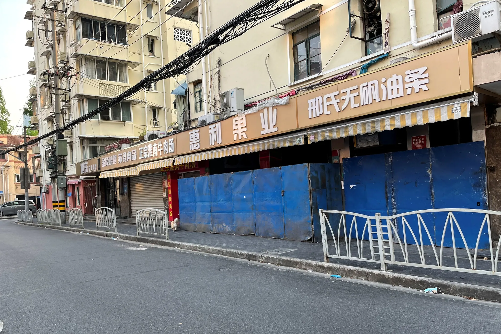 Nhiều cửa hàng đóng cửa trên một con đường ngày 21.4 trong lúc Thượng Hải đang trải qua tình trạng phong tỏa nhằm phòng chống Covid-19  Reuters