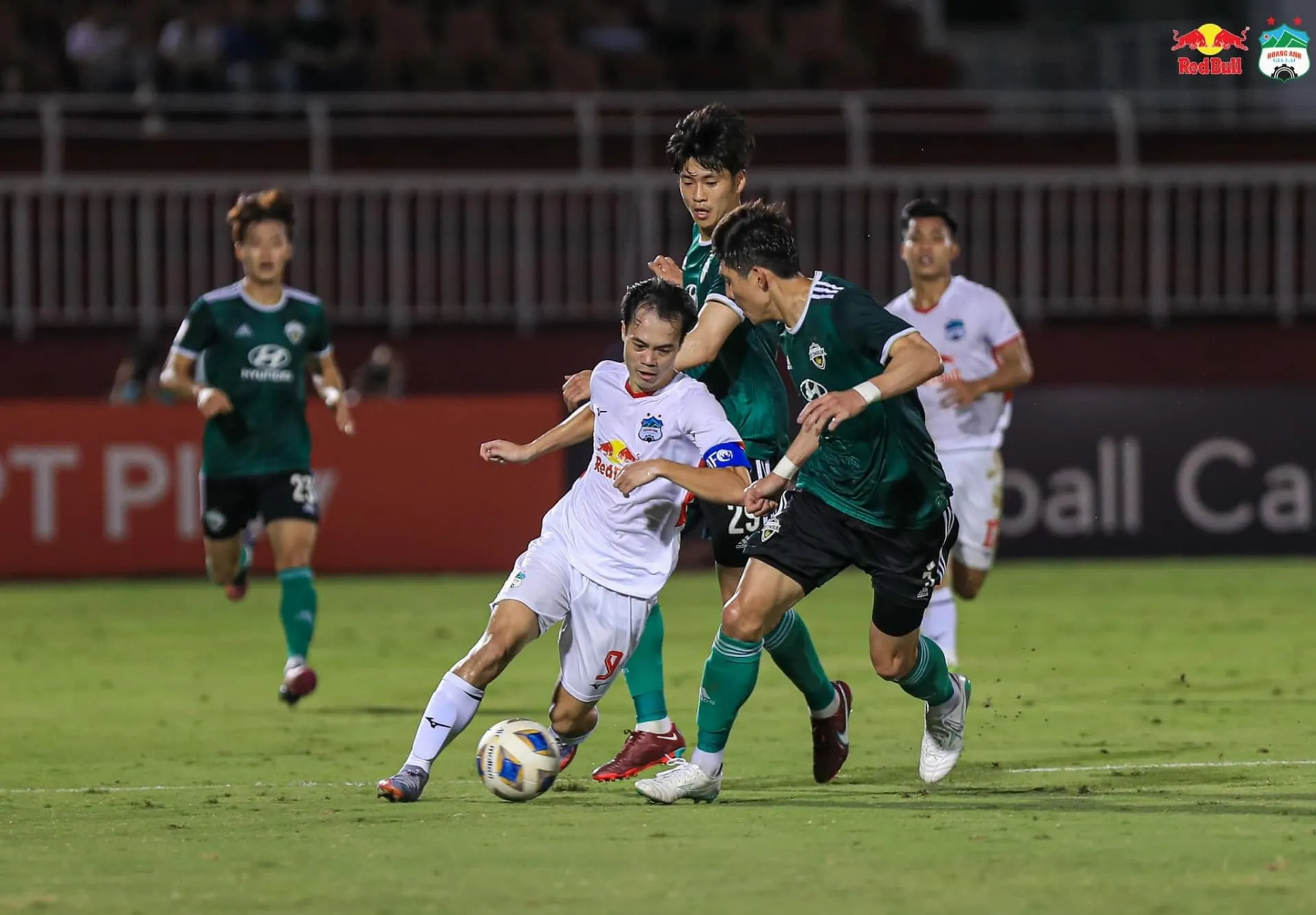 CLB Thái Lan thua đậm đội của Iniesta - Văn Toàn xuất sắc nhất trận gặp Jeonbuk