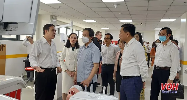  Bộ trưởng Nguyễn Kim Sơn thăm Khu thực hành của ngành Răng Hàm Mặt - Trường ĐH Văn Lang.