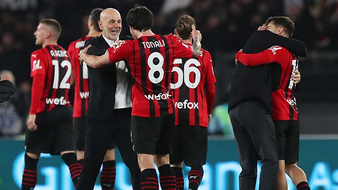 Milan đòi lại ngôi đầu từ Inter - Napoli gần như hết cơ hội vô địch Serie A