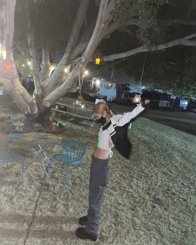 Jennie (BLACKPINK) dù không trình diễn vẫn gây bão tại Coachella nhờ loạt ảnh sexy hết nấc 13