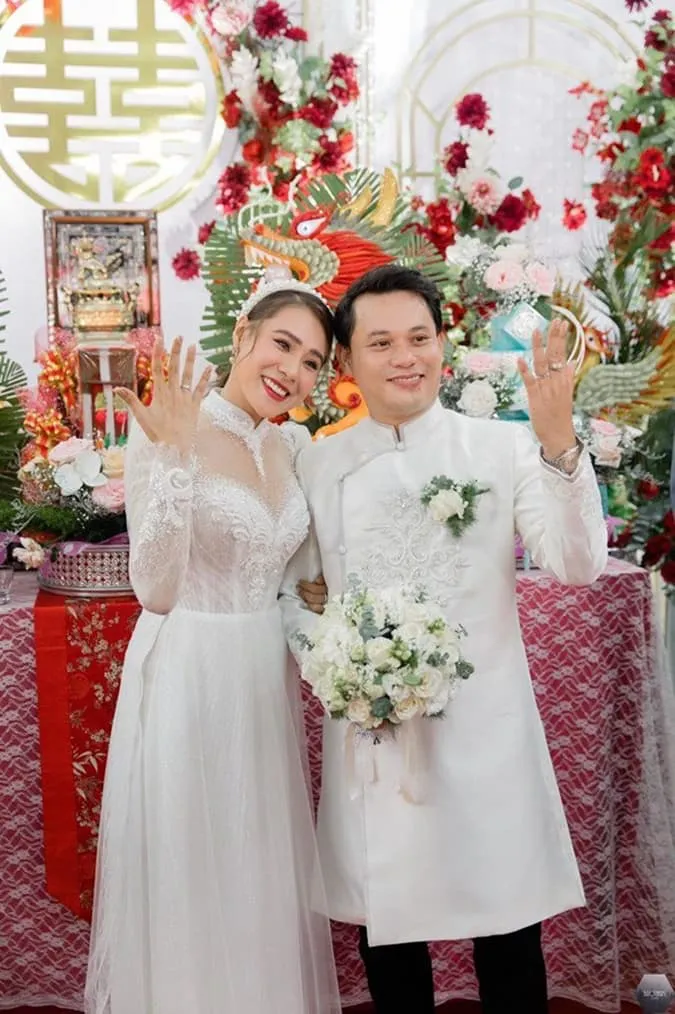 Hậu chia tay, Minh Luân và Hồ Bích Trâm chào hỏi nhau tại đám cưới đồng nghiệp 9