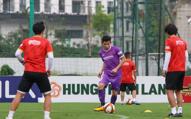 HLV Park triệu tập gấp tiền vệ Hai Long - Quang Hải ra mắt hợp đồng mới