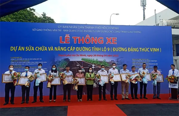 thong-xe-duong-dang-thuc-vinh-huyen-hoc-mon-nguoi-dan-phan-khoi-dip-le-30-4-voh.com.vn-anh4