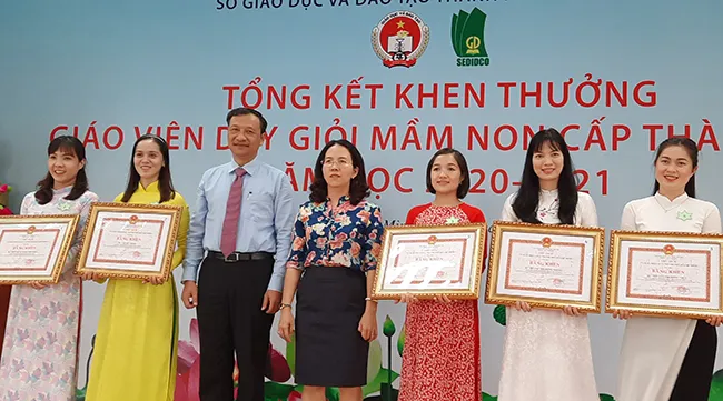 Ông Lê Hoài Nam, Phó Giám đốc Sở Giáo dục và Đào tạo  trao Giải Nhất cho các giáo viên dạy giỏi mầm non sáng 28/4.