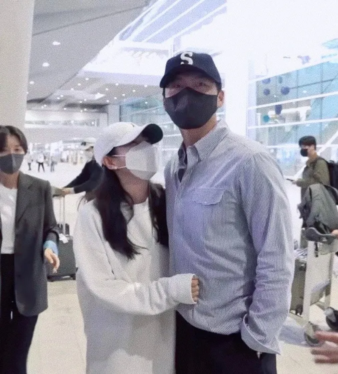 Vợ chồng Hyun Bin và Son Ye Jin tình tứ ở sân bay sau khi hưởng tuần trăng mật trở về 14